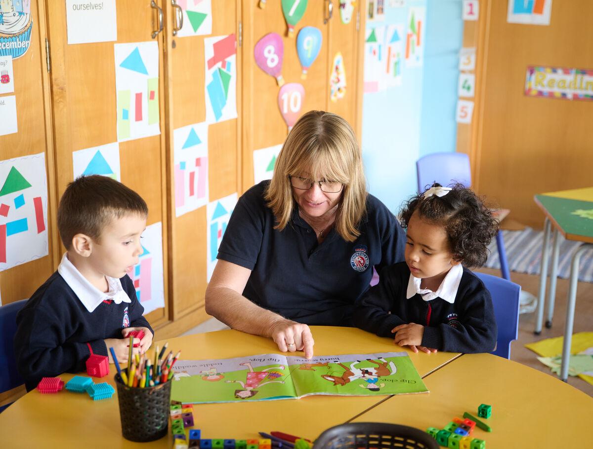 KC Alicante teacher with students