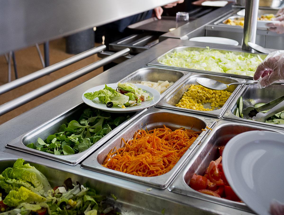 ¿Hay colegios en Alicante que preparan la comida en el propio colegio?
